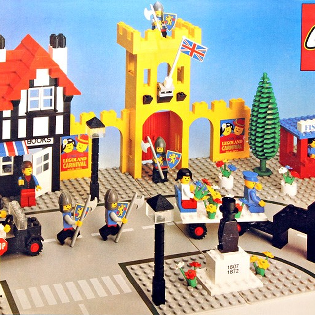 1592-1 Town Square - Castle Scene