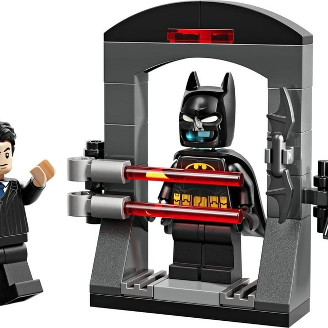 30726-1 Batman: Bruce Wayne and the Batsuit