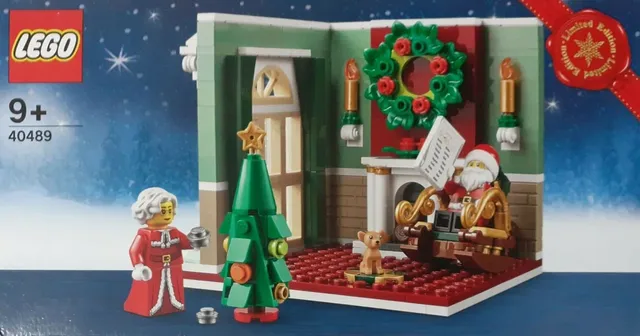 40489-1 Mr. and Mrs. Claus' Living Room