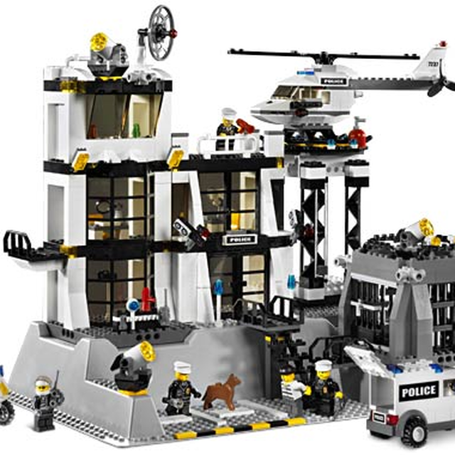 7237-2 Police Station [No Lighted Figure]